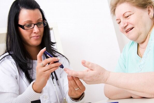 Visitare un medico e misurare la glicemia per diagnosticare il diabete